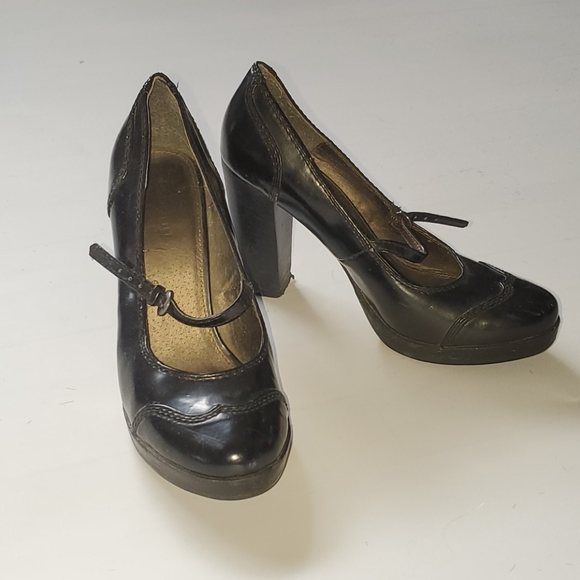 Women's Shoes - Picture 2 of 2